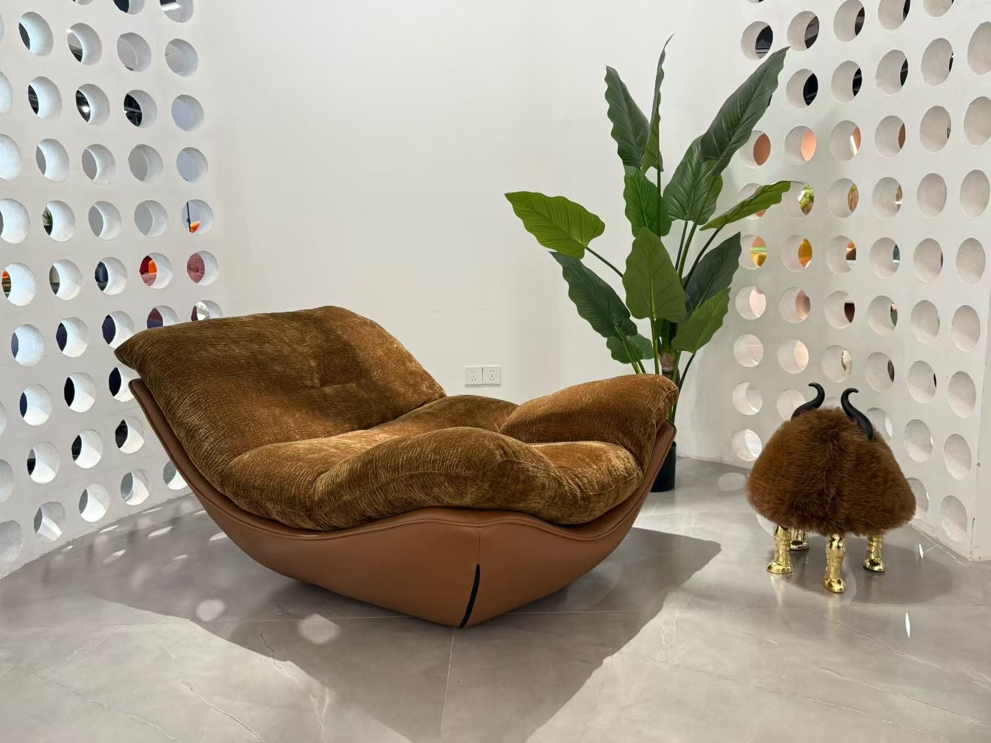 Fauteuil lounge en velours chenille et cuir camel – Cloud Nest