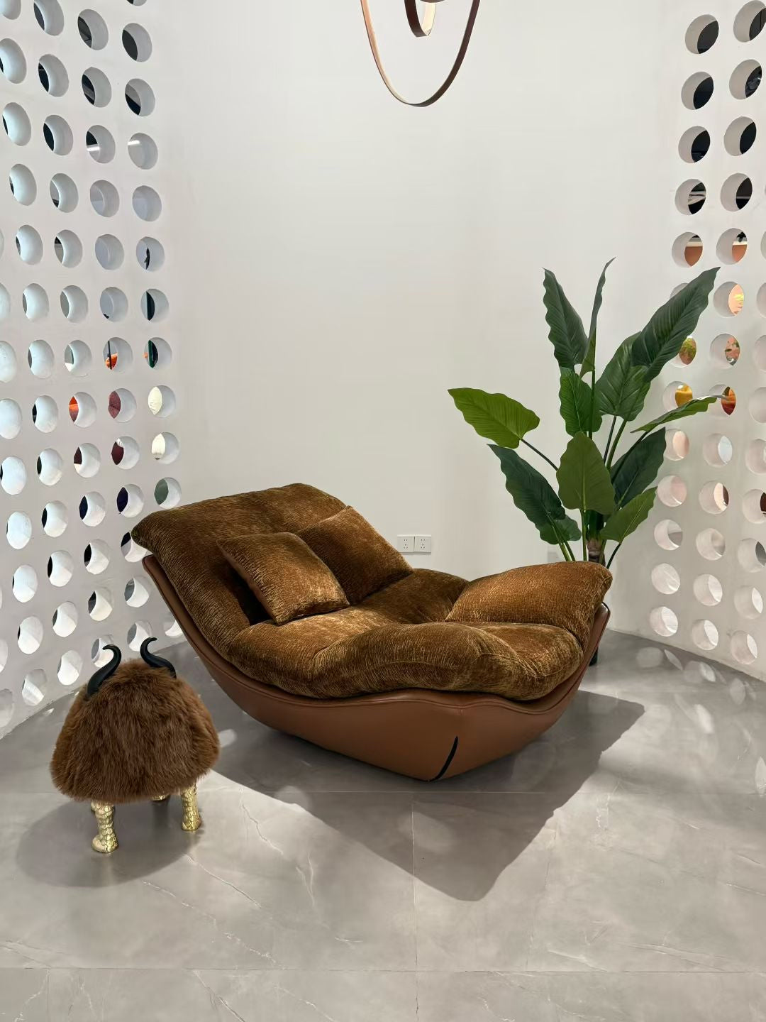 Fauteuil lounge en velours chenille et cuir camel – Cloud Nest