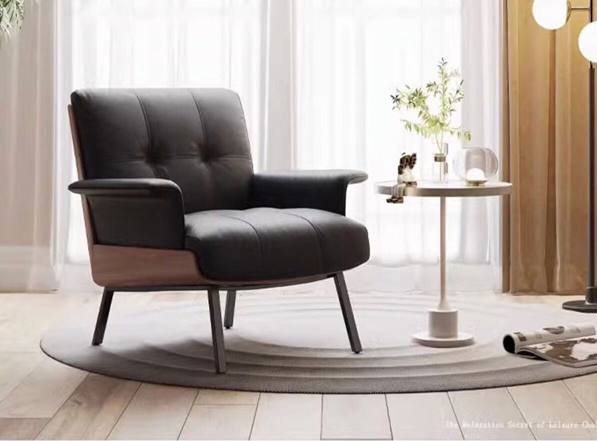 Fauteuil lounge en cuir noir et bois de noyer – Urban Comfort