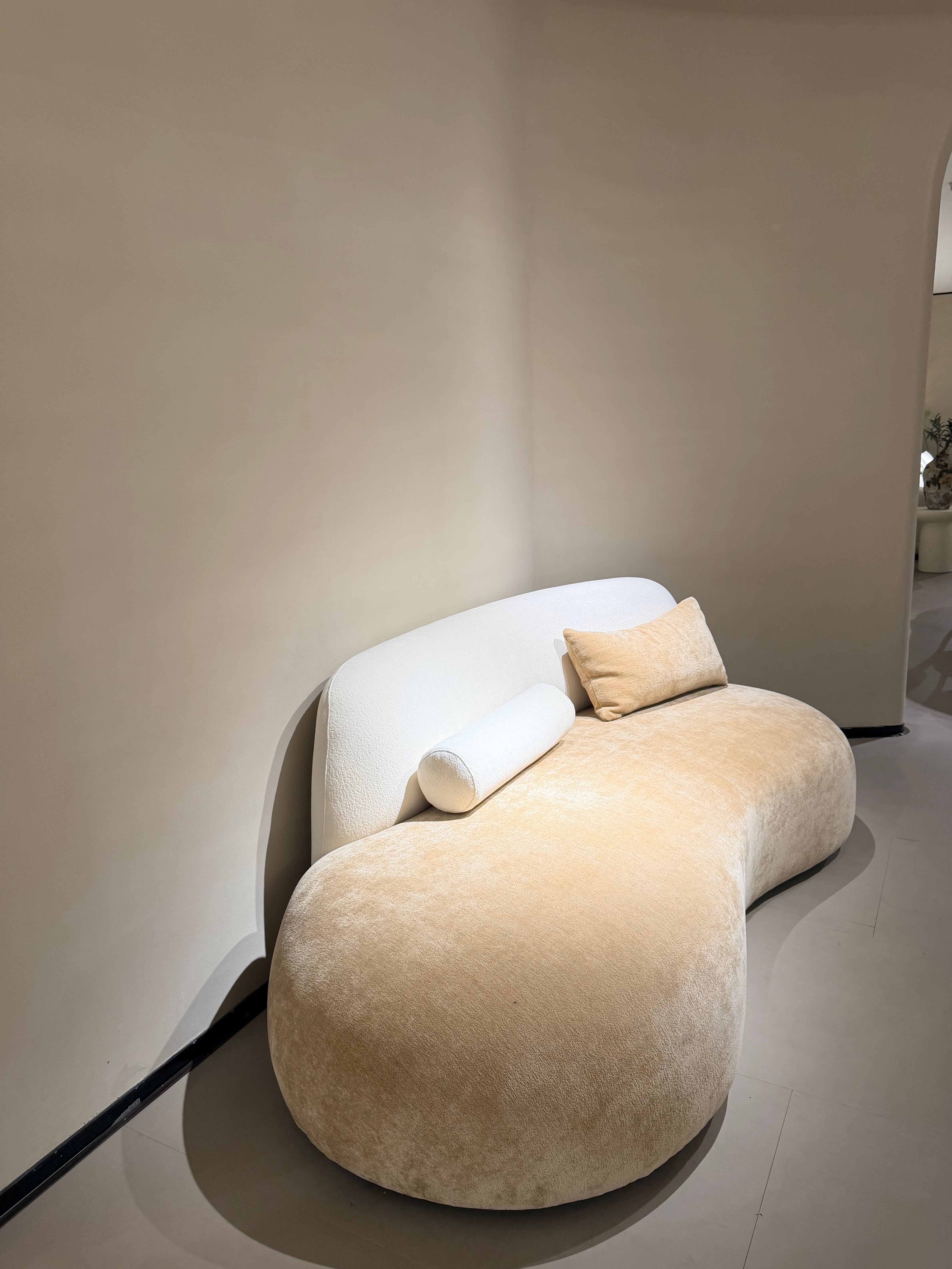 Ensemble lounge modulable en bouclé blanc et travertin – Soft Curve Lounge