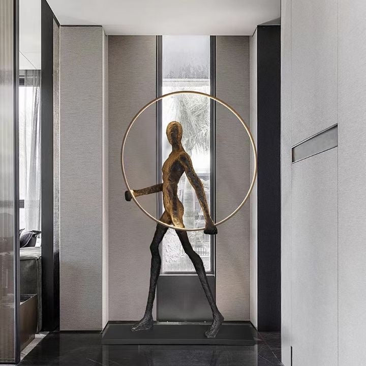 Sculpture en bronze silhouette et anneau LED – Golden Circle Walker