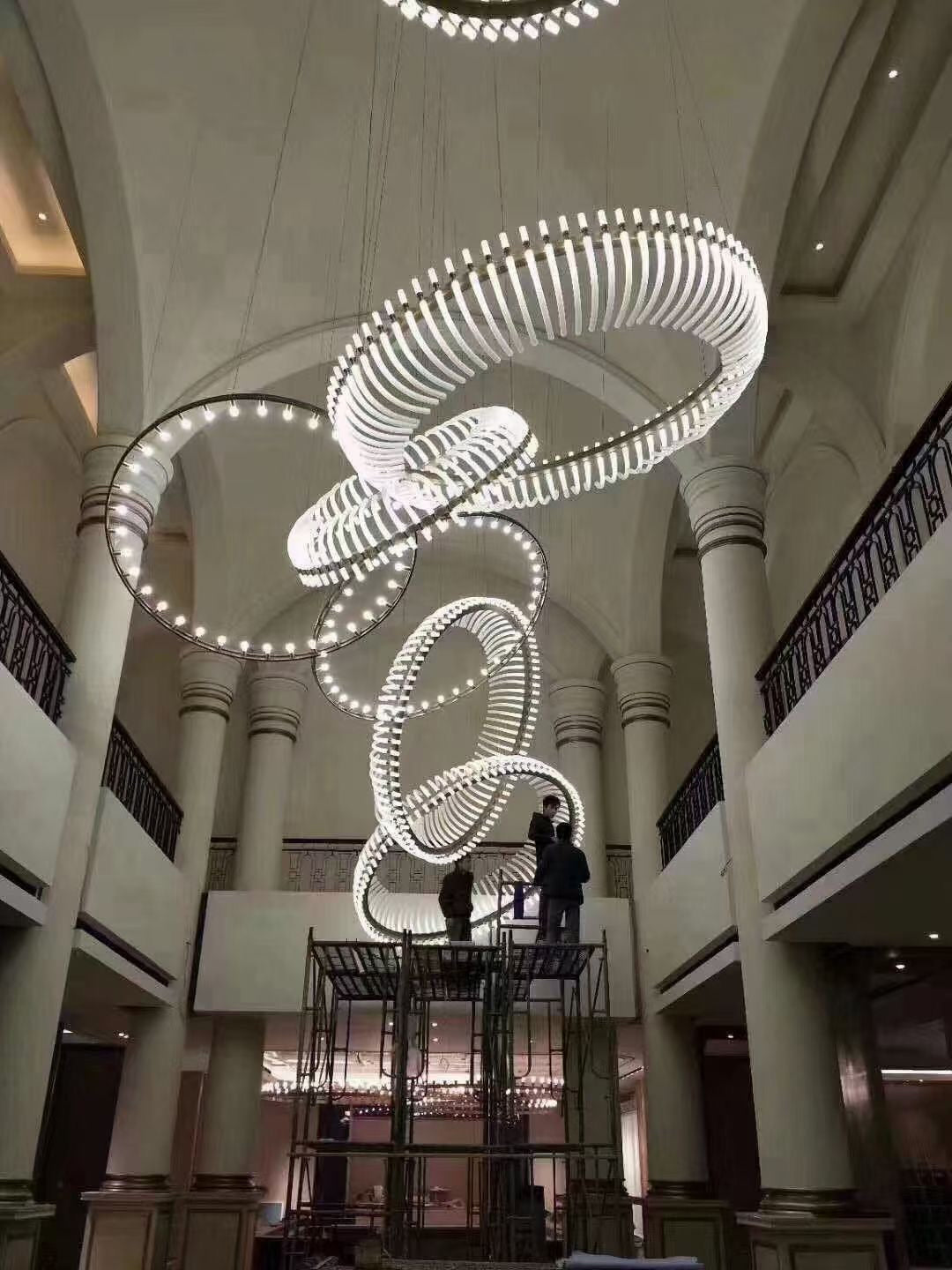 Lustre monumental en anneaux LED spiralés – Infinity Spiral Rings