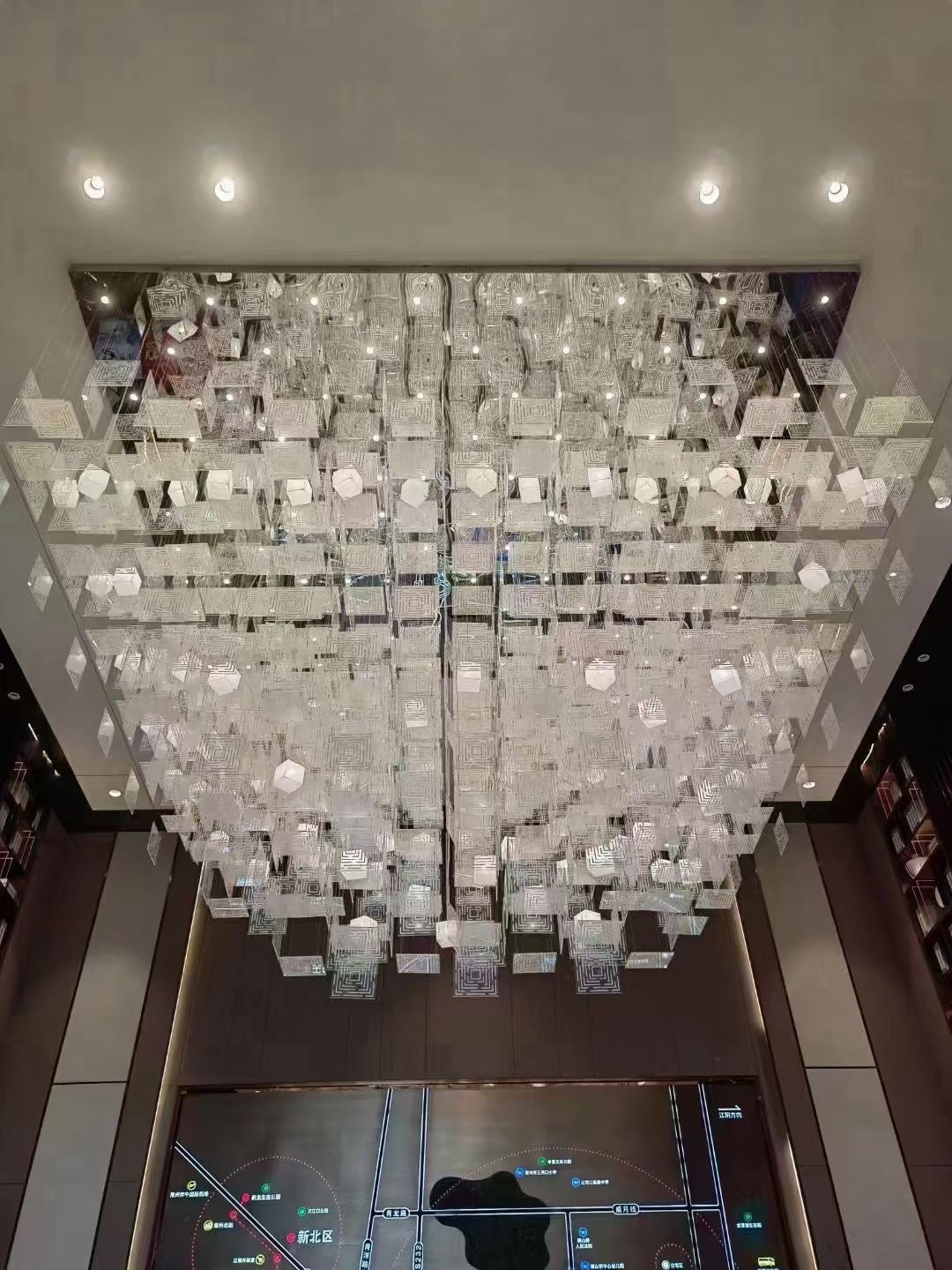 Lustre suspendu monumental en cristal gravé – Crystal Matrix Cube