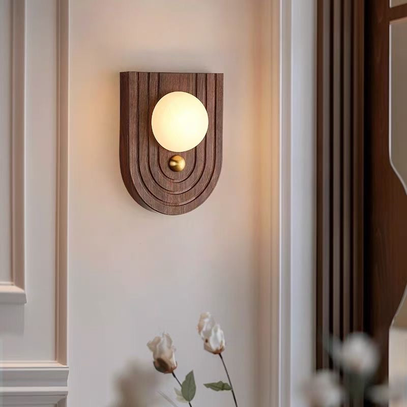 Applique murale en bois teinté noyer et globe opalin – Wood Orb Duo