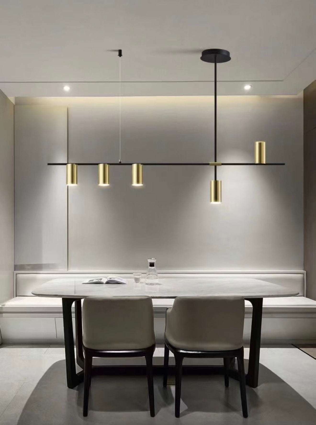 Suspension linéaire noire à modules cylindriques dorés – Linear Gold Balance