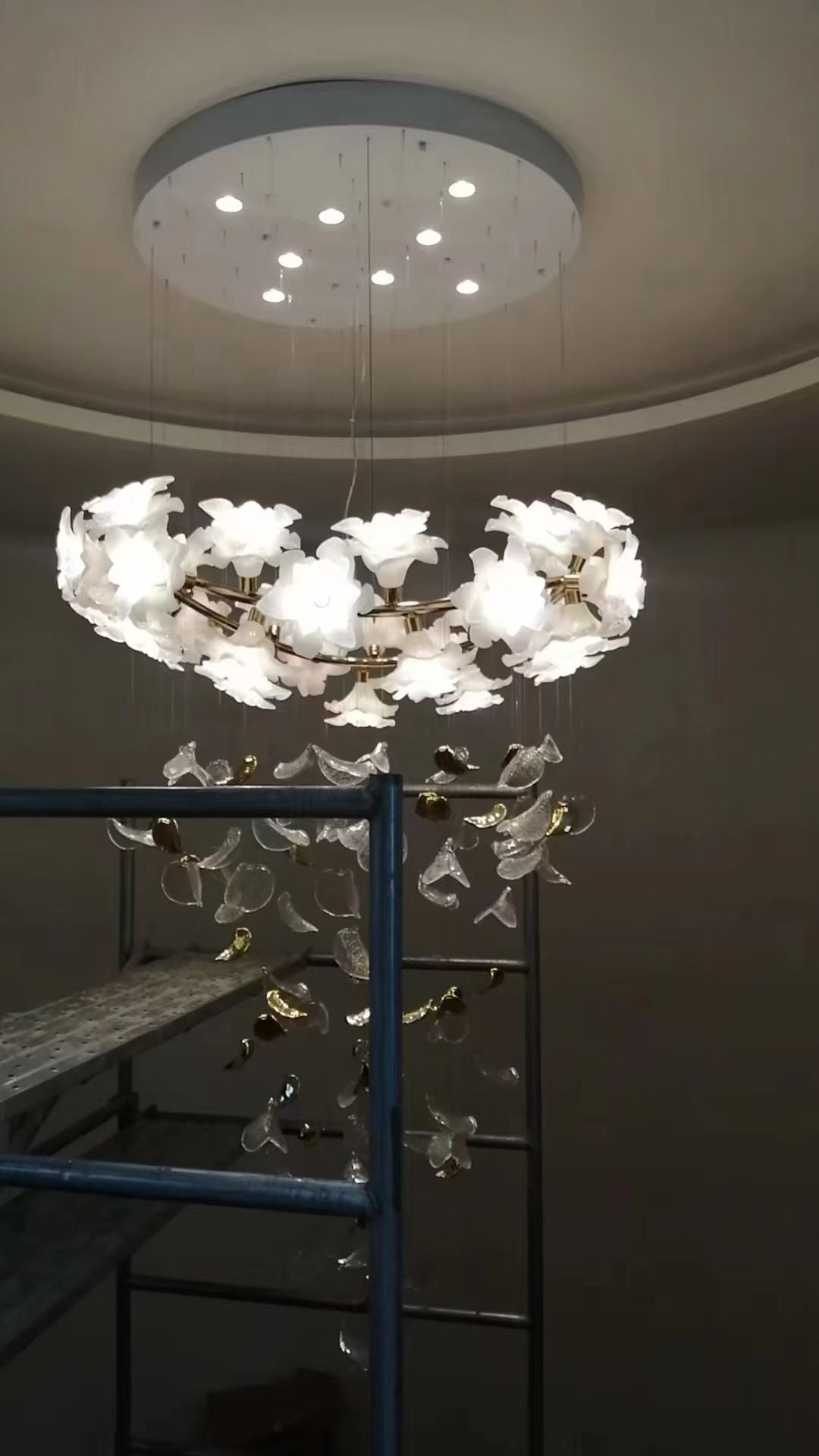 Lustre floral en verre opalin et laiton doré – Floral Cascade