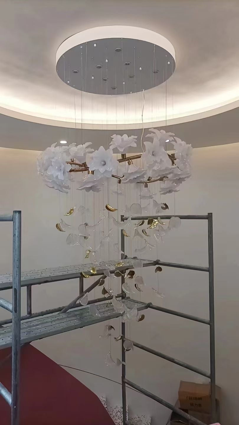 Lustre floral en verre opalin et laiton doré – Floral Cascade
