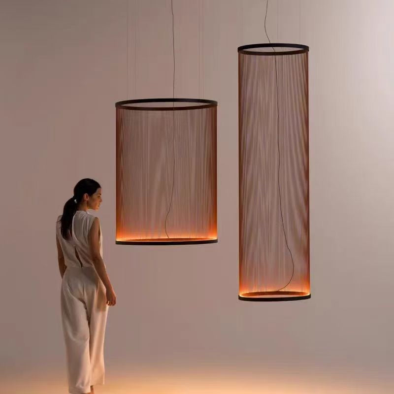 Suspension cylindrique en fils de soie terracotta – Silk Cylinder Glow