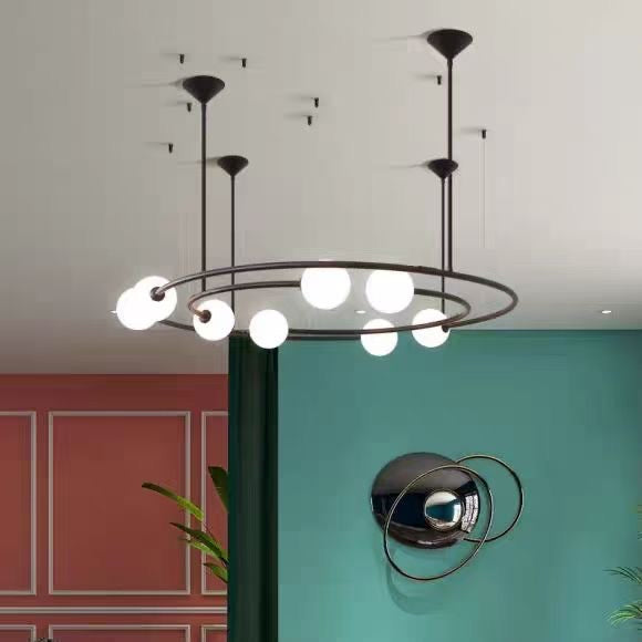 Suspension double anneau en métal noir mat et globes en verre opalin – Orbit Halo Globe