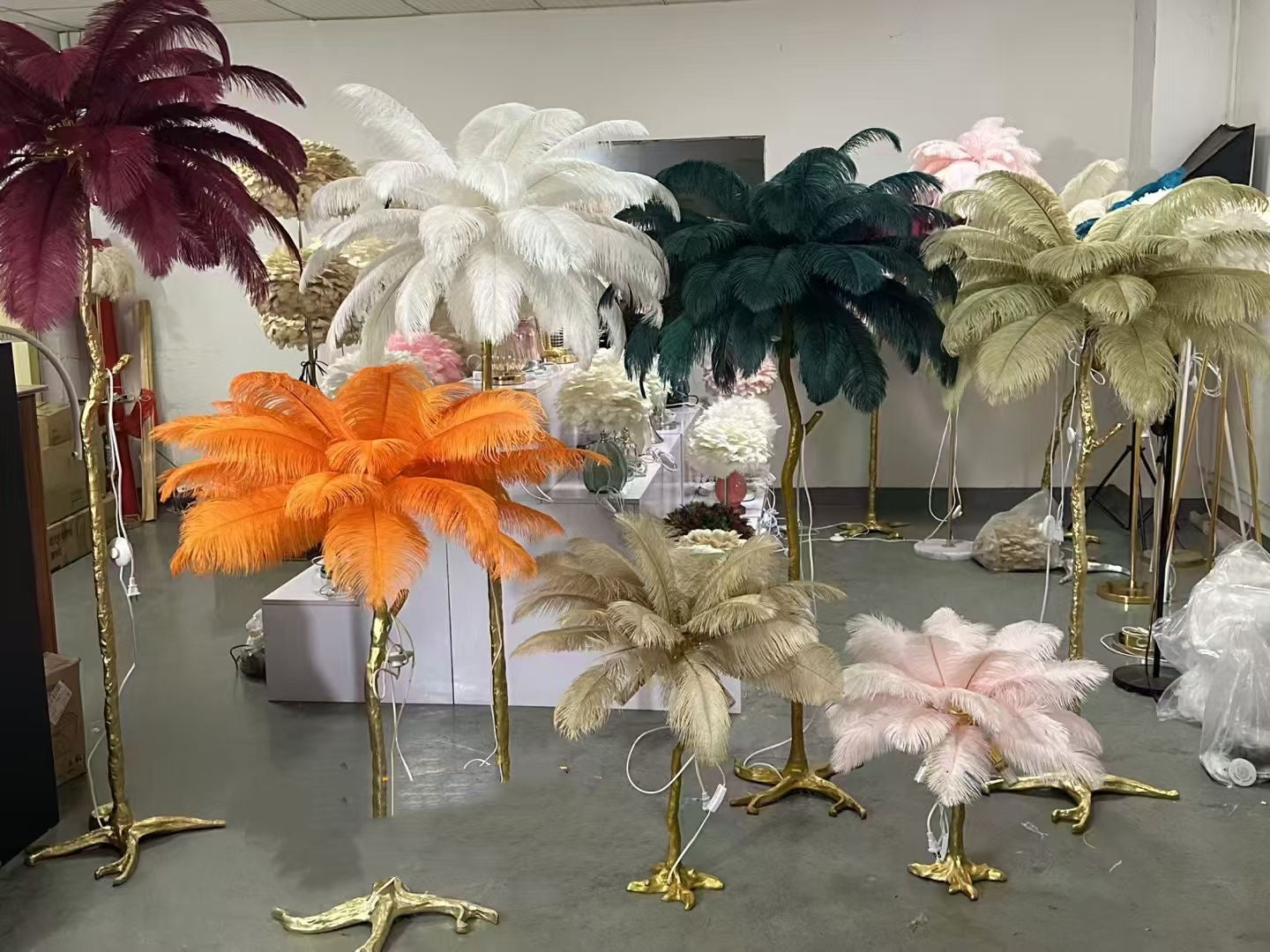 Lampadaire Palmier en plumes naturelles et pied métal doré sculpté – Feather Palm
