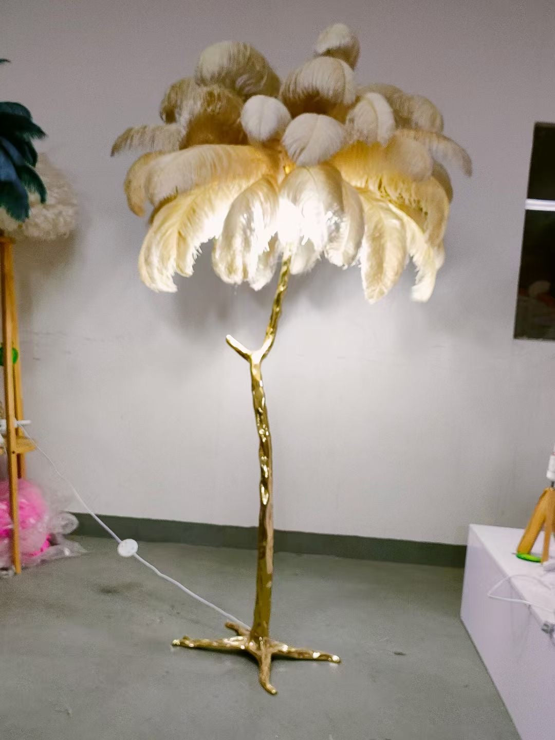 Lampadaire Palmier en plumes naturelles et pied métal doré sculpté – Feather Palm
