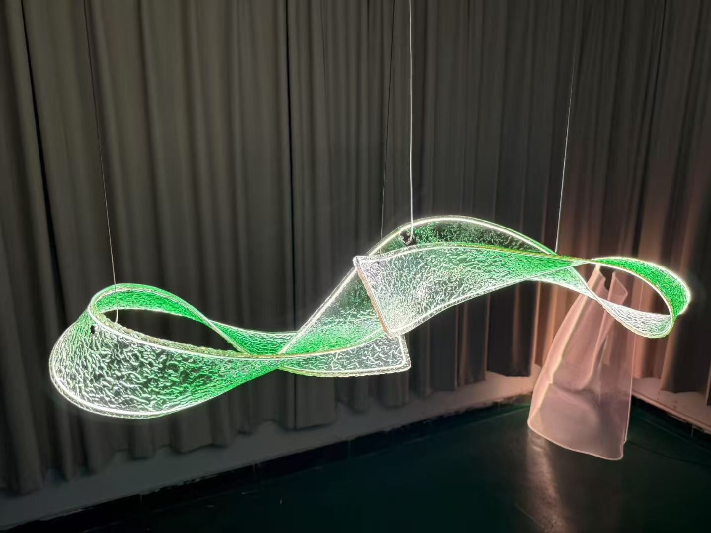 Suspension ruban en acrylique nervuré LED – Ribbon Flow
