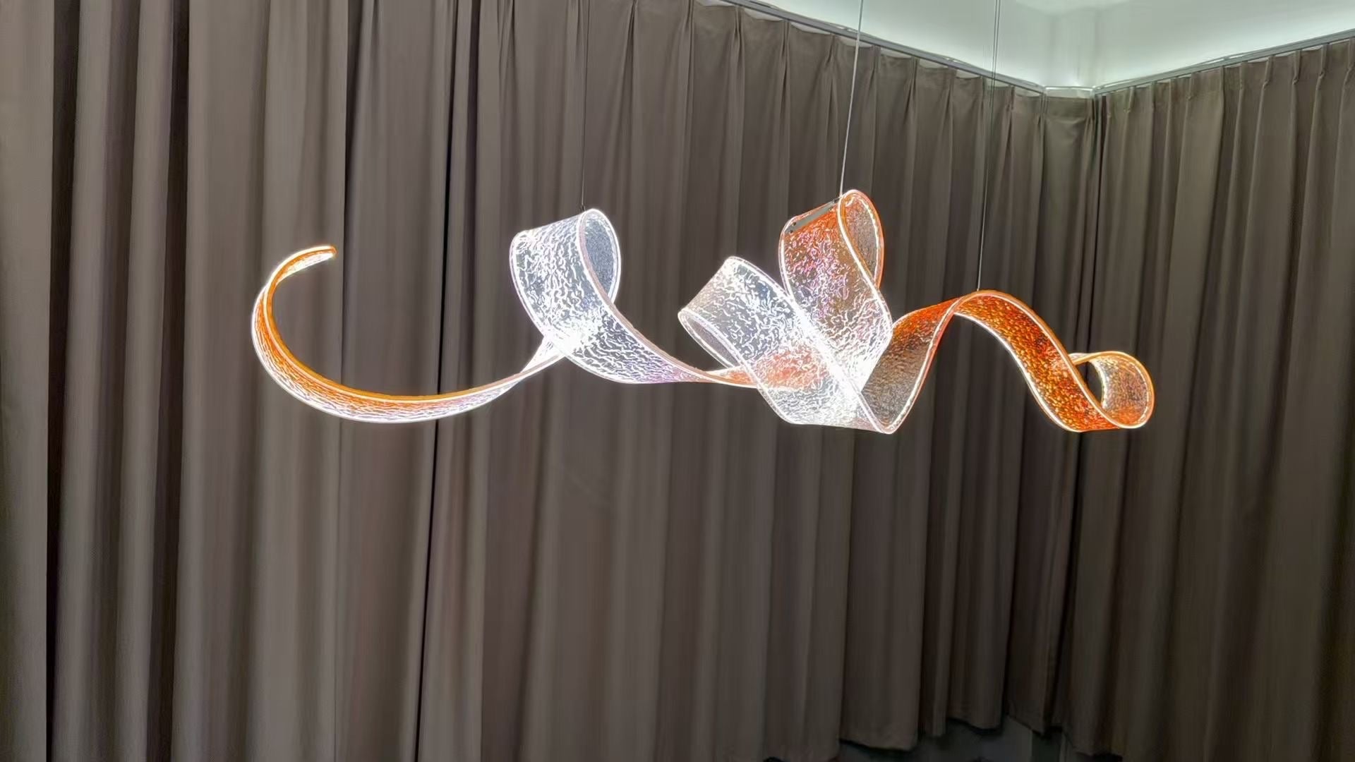 Suspension ruban en acrylique nervuré LED – Ribbon Flow