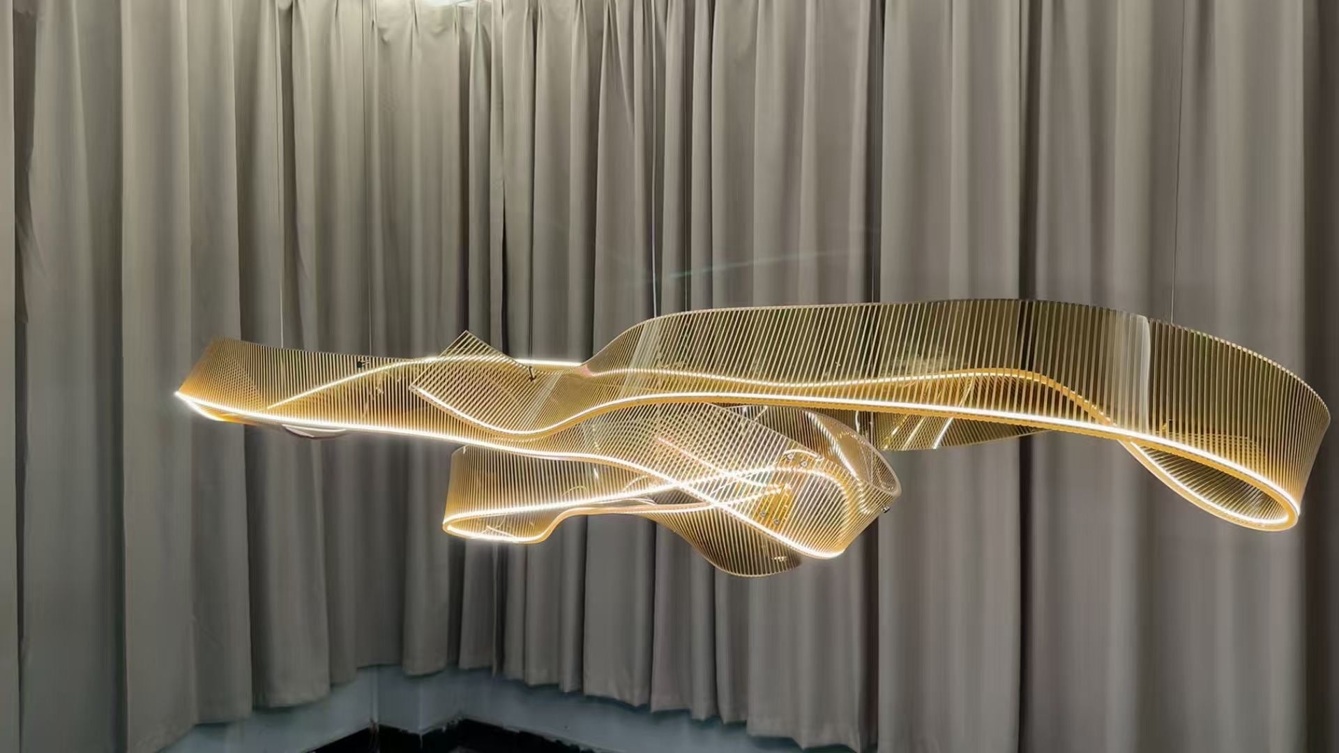 Suspension ruban en acrylique nervuré LED – Ribbon Flow