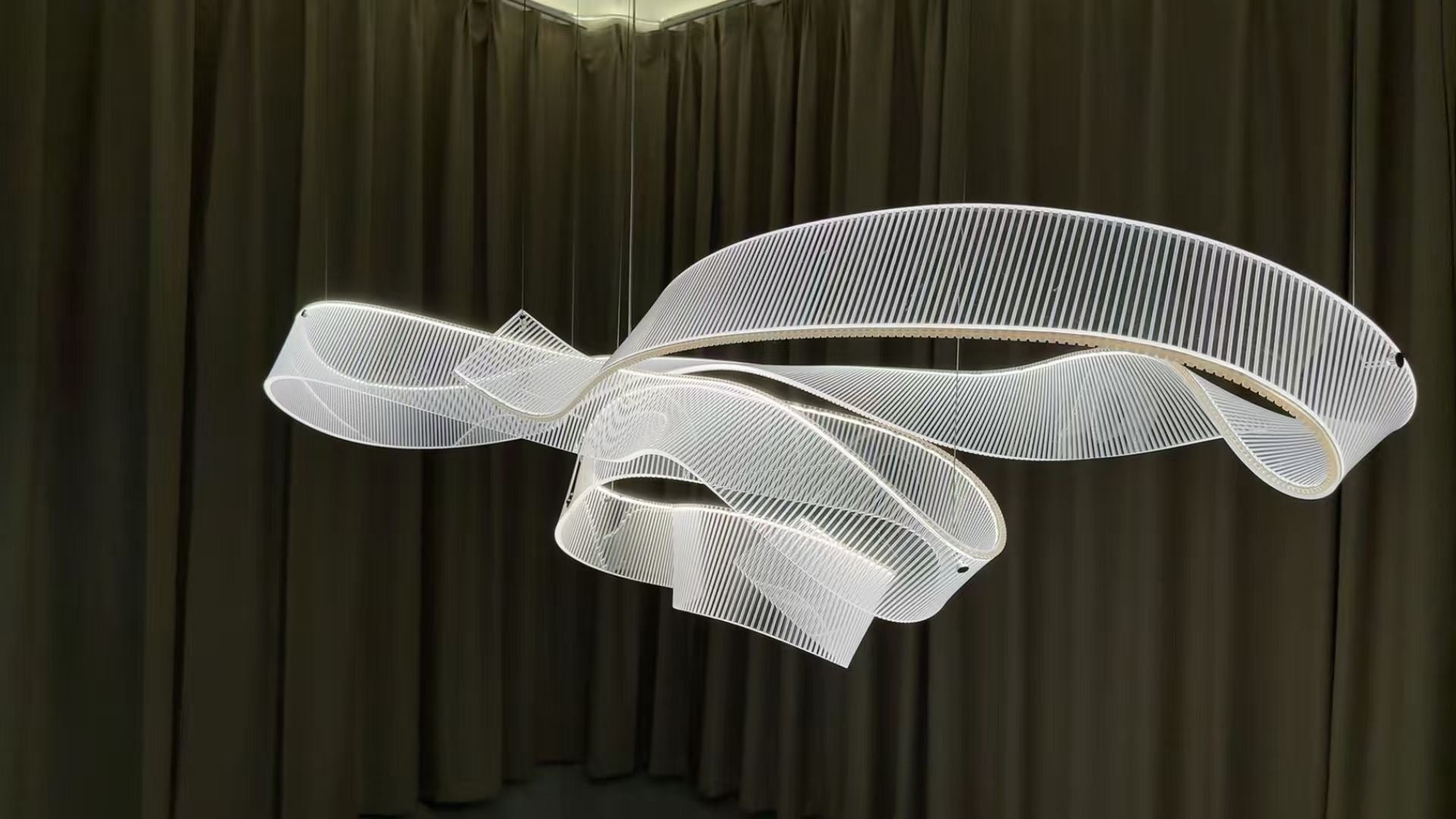 Suspension ruban en acrylique nervuré LED – Ribbon Flow