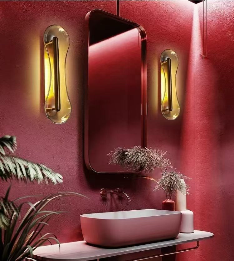 Applique murale en verre soufflé ambré et laiton doré – Molten Capsule