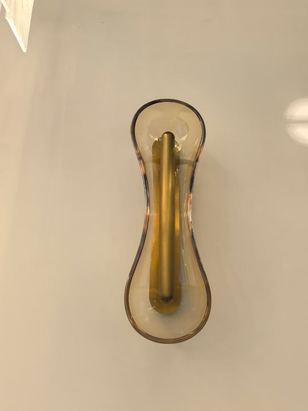 Applique murale en verre soufflé ambré et laiton doré – Molten Capsule