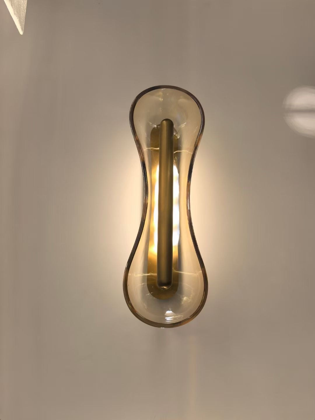 Applique murale en verre soufflé ambré et laiton doré – Molten Capsule