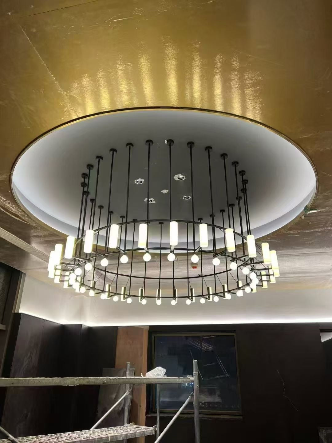 Suspension circulaire XXL en métal noir et diffuseurs opalins – Orbit Halo Grand