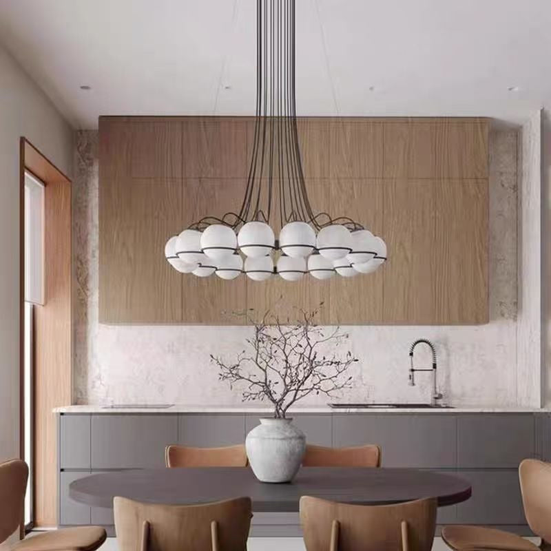 Suspension en globes de verre opalin et structure métal noir – Cloud Cluster
