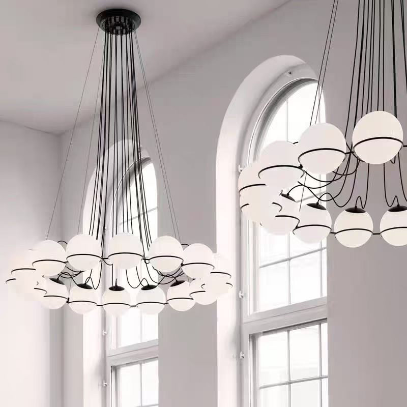 Suspension en globes de verre opalin et structure métal noir – Cloud Cluster