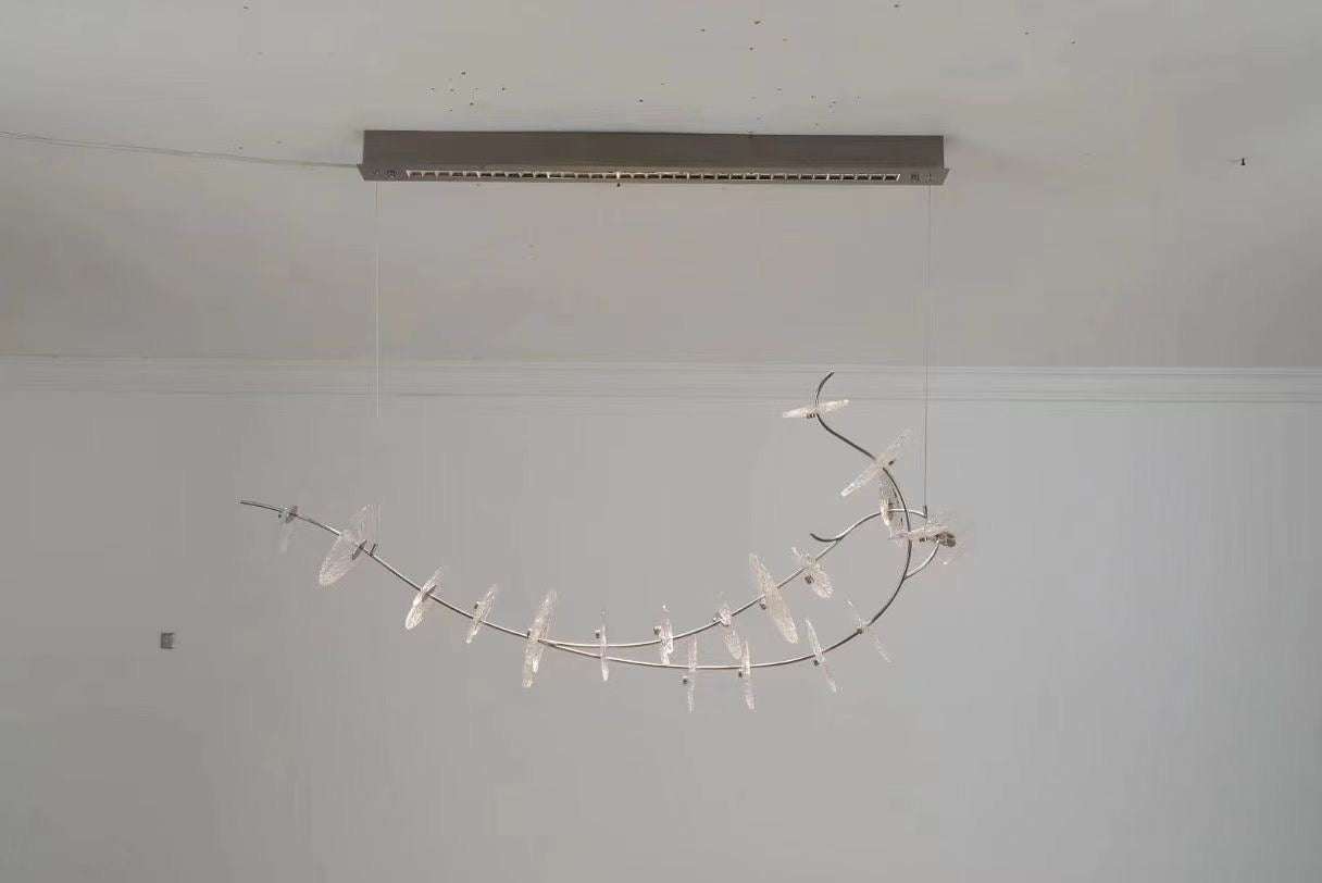 Suspension arc en métal chromé et verre texturé – Libellule Arc