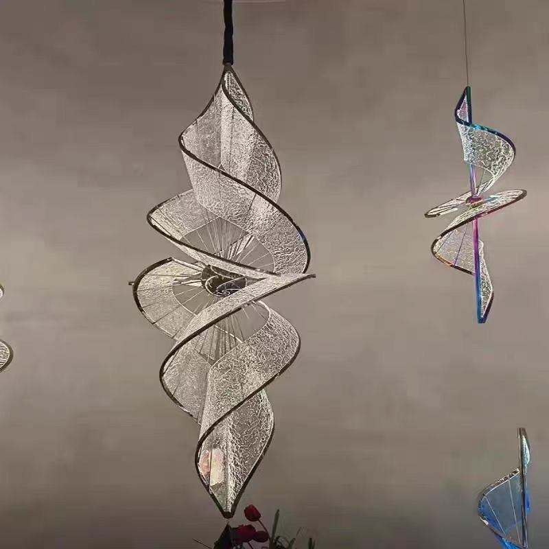 Suspension spirale en verre texturé et structure métallique noire – Spirale Cristal