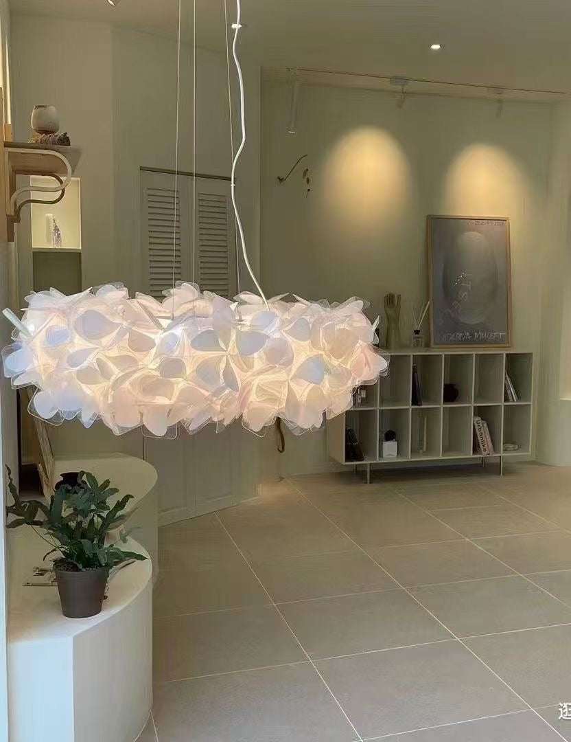 Suspension nuage en pétales de PVC translucide – Nuage Floral