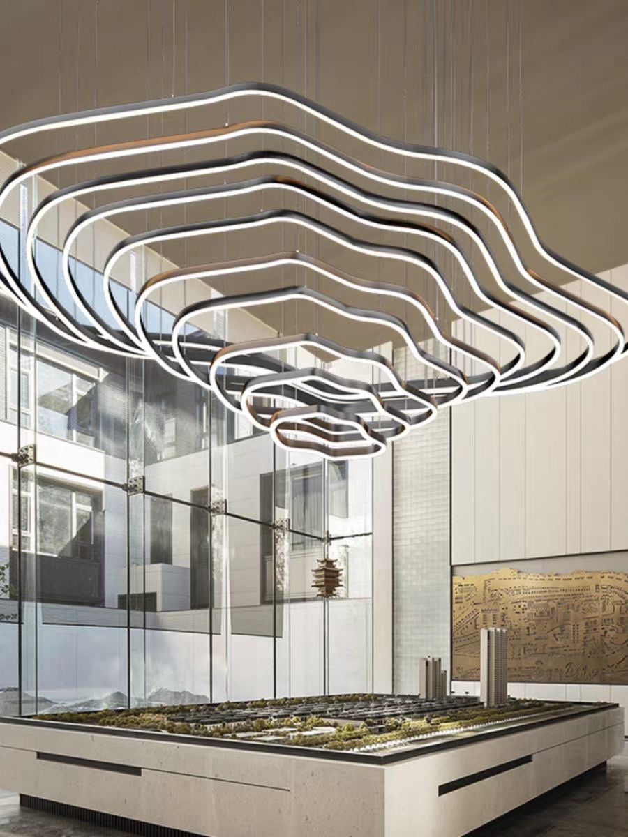 Suspension monumentale multi-anneaux LED en aluminium et bois – Ondes Signature