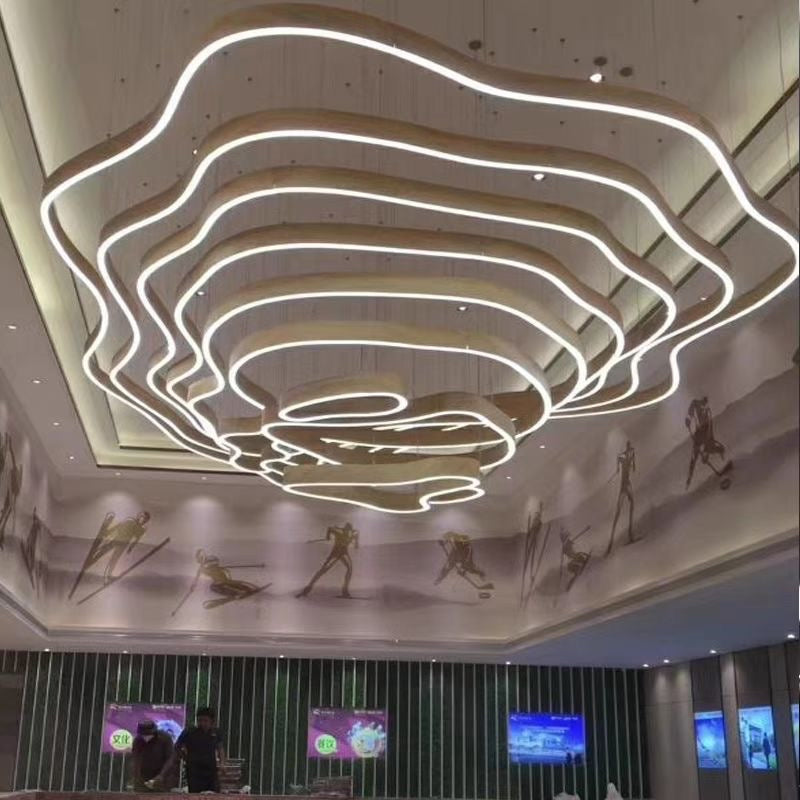 Suspension monumentale multi-anneaux LED en aluminium et bois – Ondes Signature