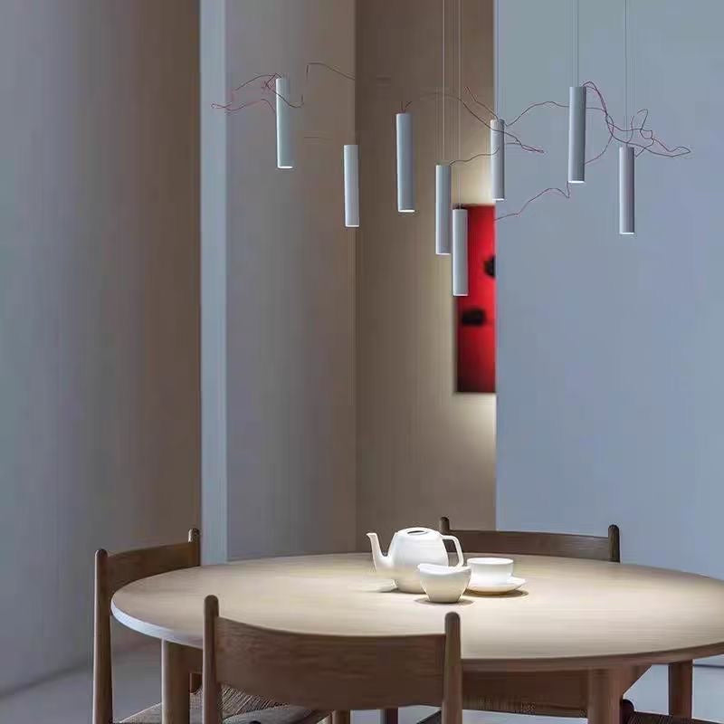 Suspension multi-tubes LED en aluminium blanc mat et câble rouge artistique – Énergie Filaire