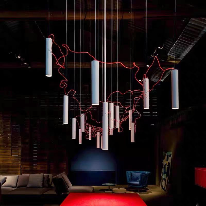 Suspension multi-tubes LED en aluminium blanc mat et câble rouge artistique – Énergie Filaire