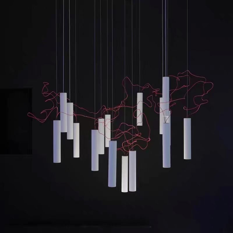 Suspension multi-tubes LED en aluminium blanc mat et câble rouge artistique – Énergie Filaire