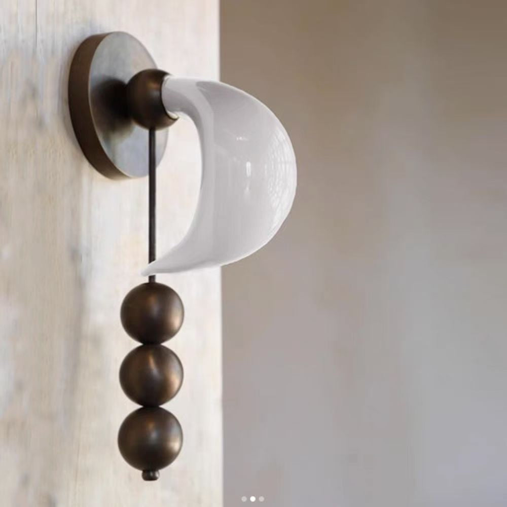 Applique murale en verre opalin et sphères en métal bronze – Luna Perla
