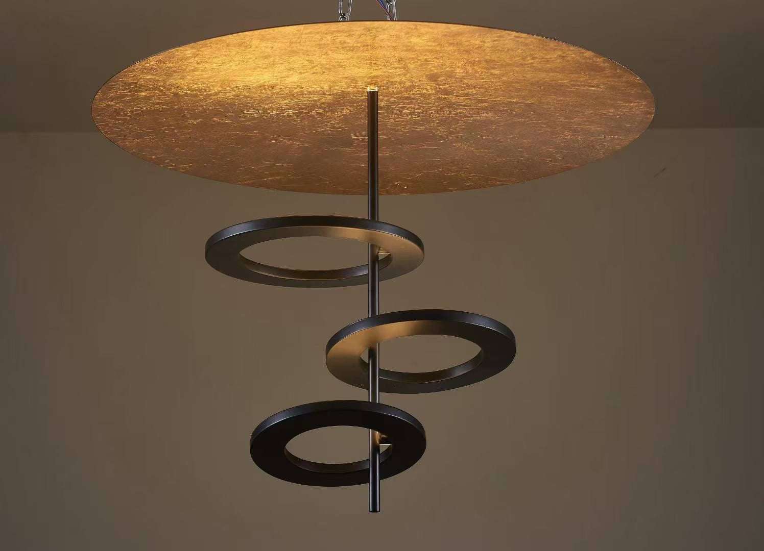 Suspension LED en métal laqué à disque et anneaux superposés – Orbit Halo