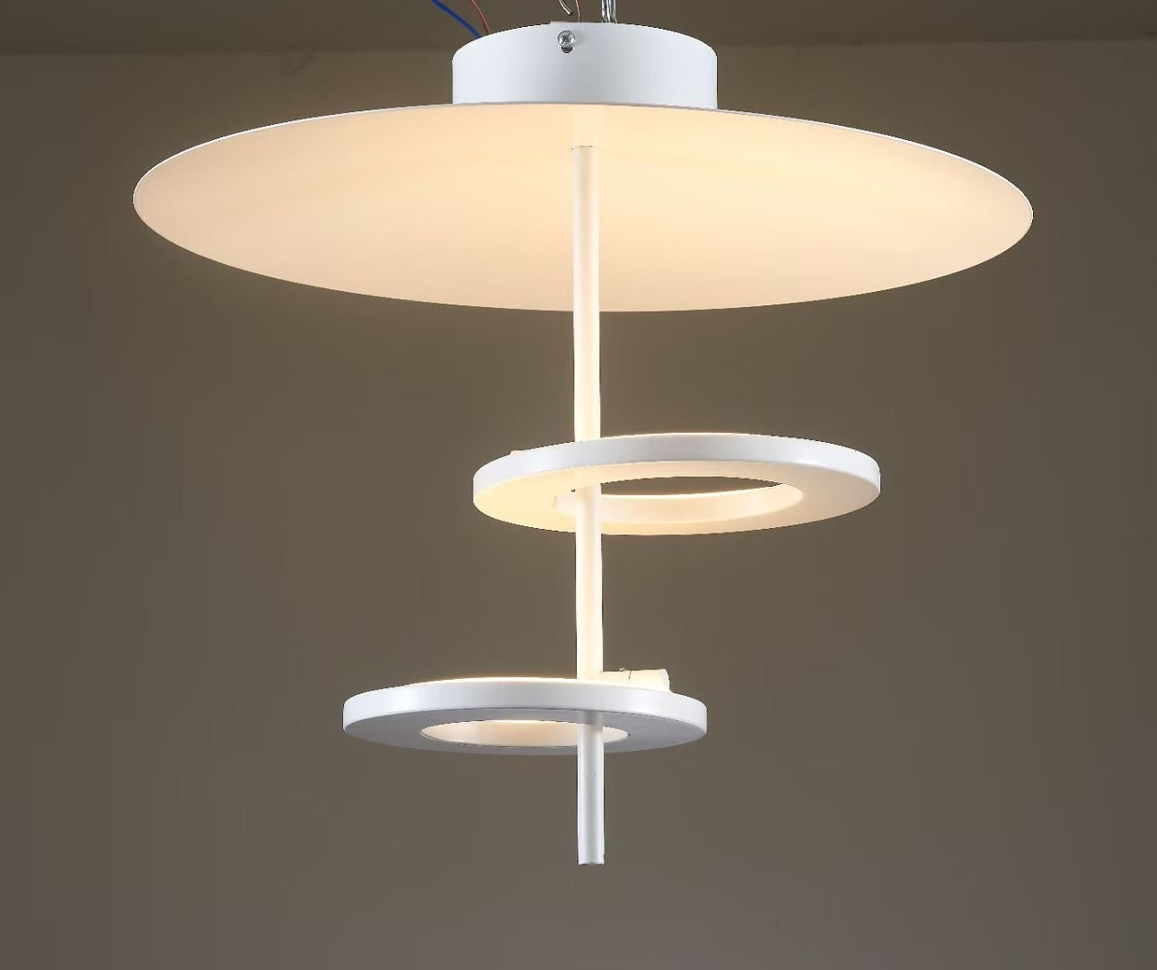 Suspension LED en métal laqué à disque et anneaux superposés – Orbit Halo