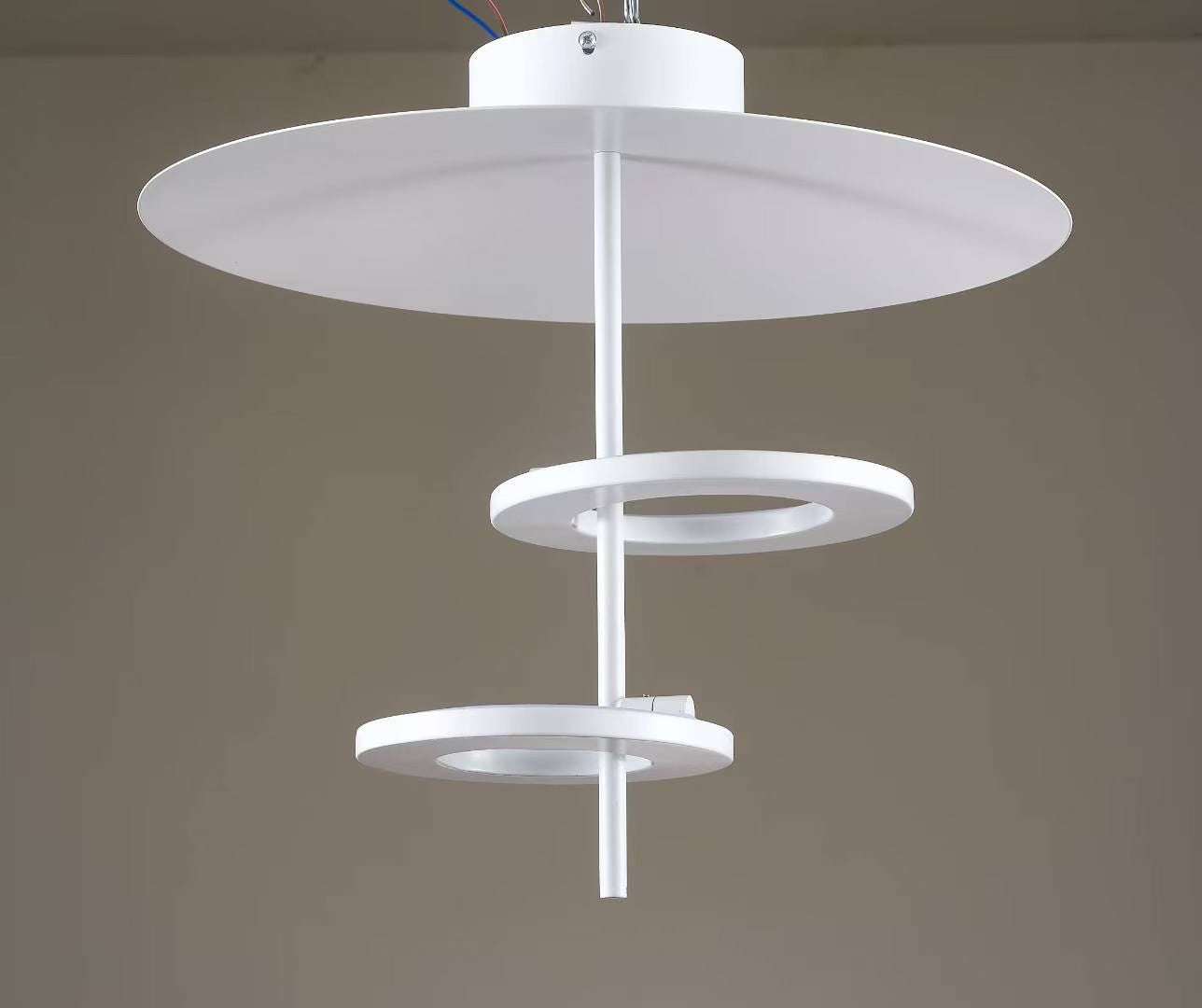 Suspension LED en métal laqué à disque et anneaux superposés – Orbit Halo