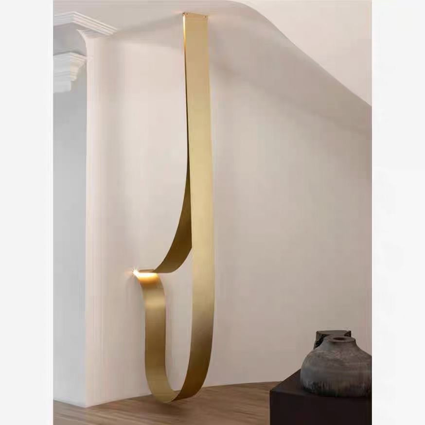 Suspension sculpturale en métal doré satiné à rubans fluides – Ribbon Flow