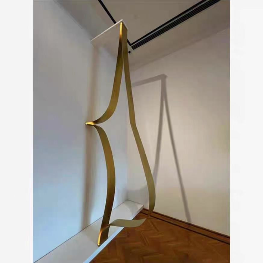 Suspension sculpturale en métal doré satiné à rubans fluides – Ribbon Flow