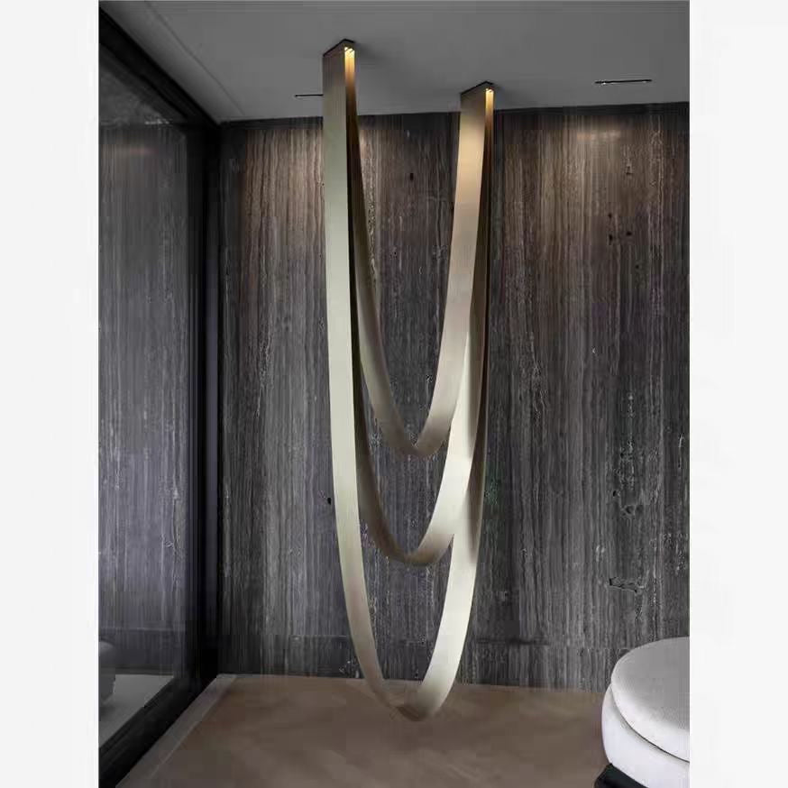 Suspension sculpturale en métal doré satiné à rubans fluides – Ribbon Flow