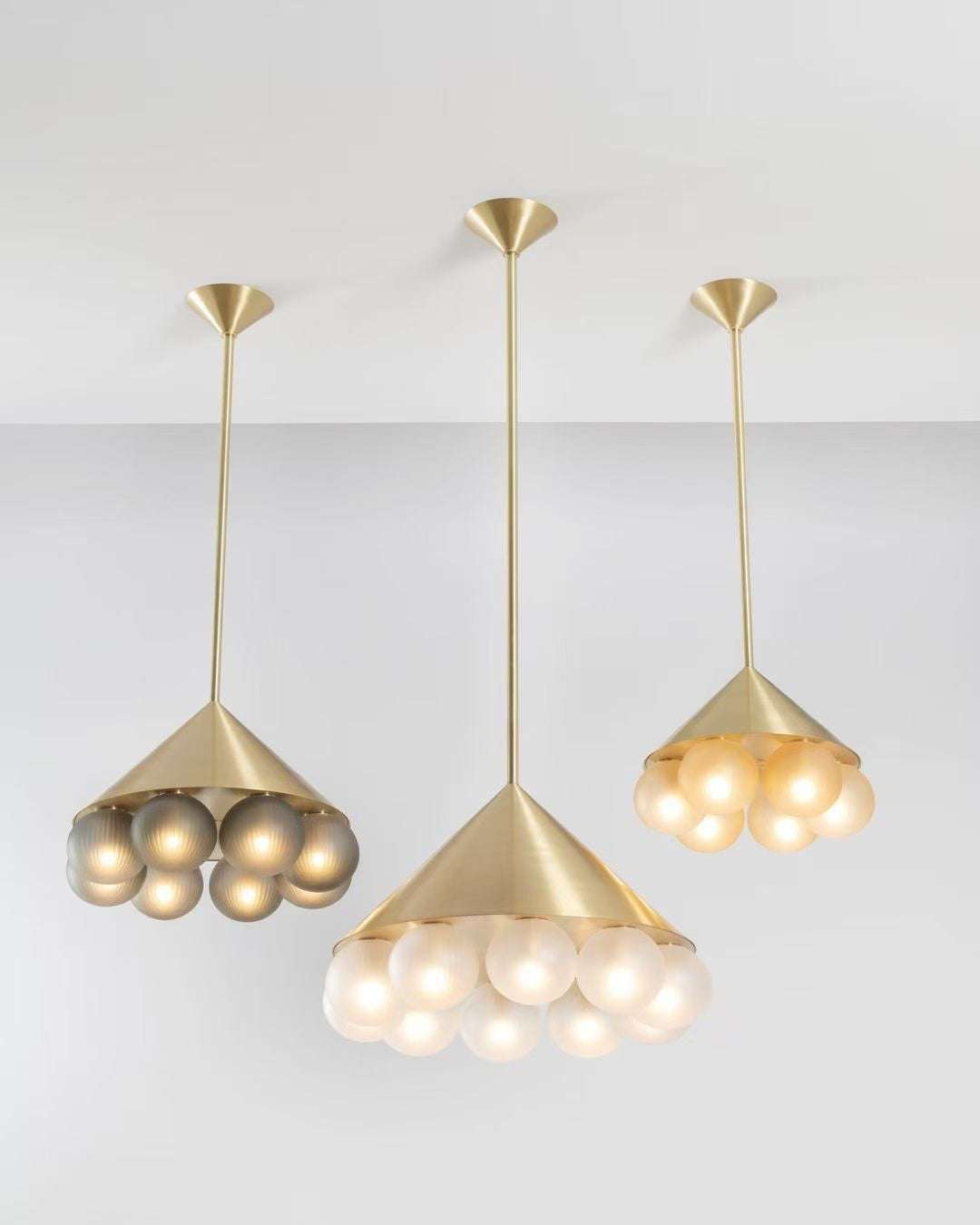 Suspension en laiton brossé et globes en verre opalin – Cluster Halo