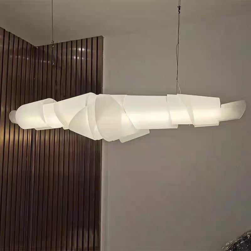 Suspension linéaire en acrylique blanc torsadé – Ribbon Cloud
