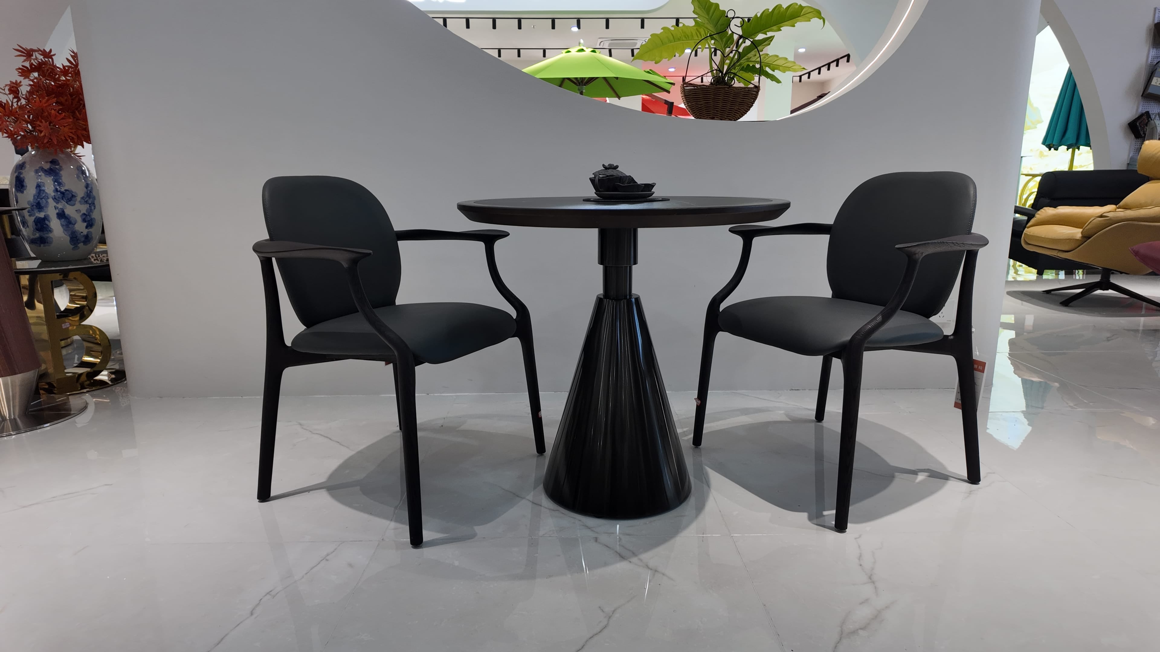 Ensemble table ronde et chaises en bois teinté graphite – Collection Dining Contemporaine