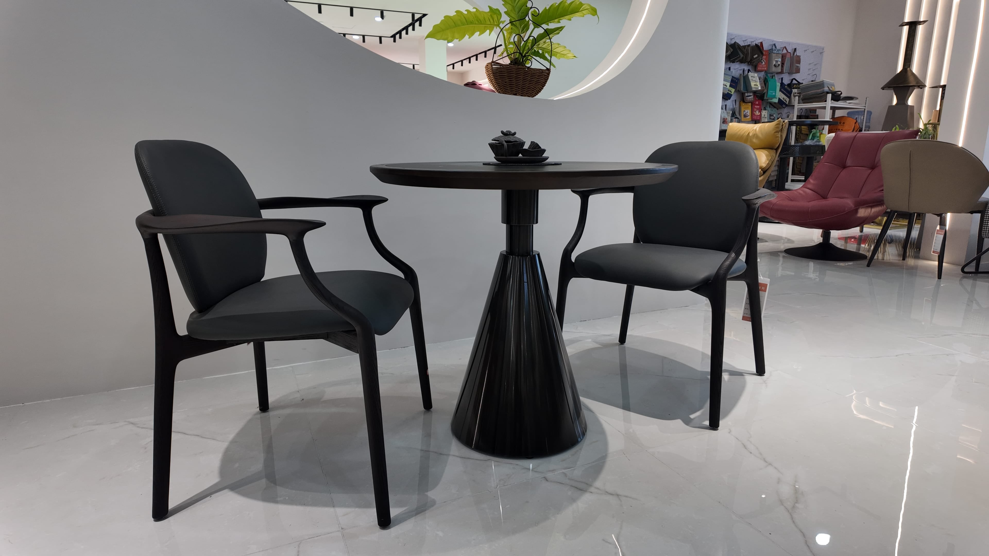 Ensemble table ronde et chaises en bois teinté graphite – Collection Dining Contemporaine