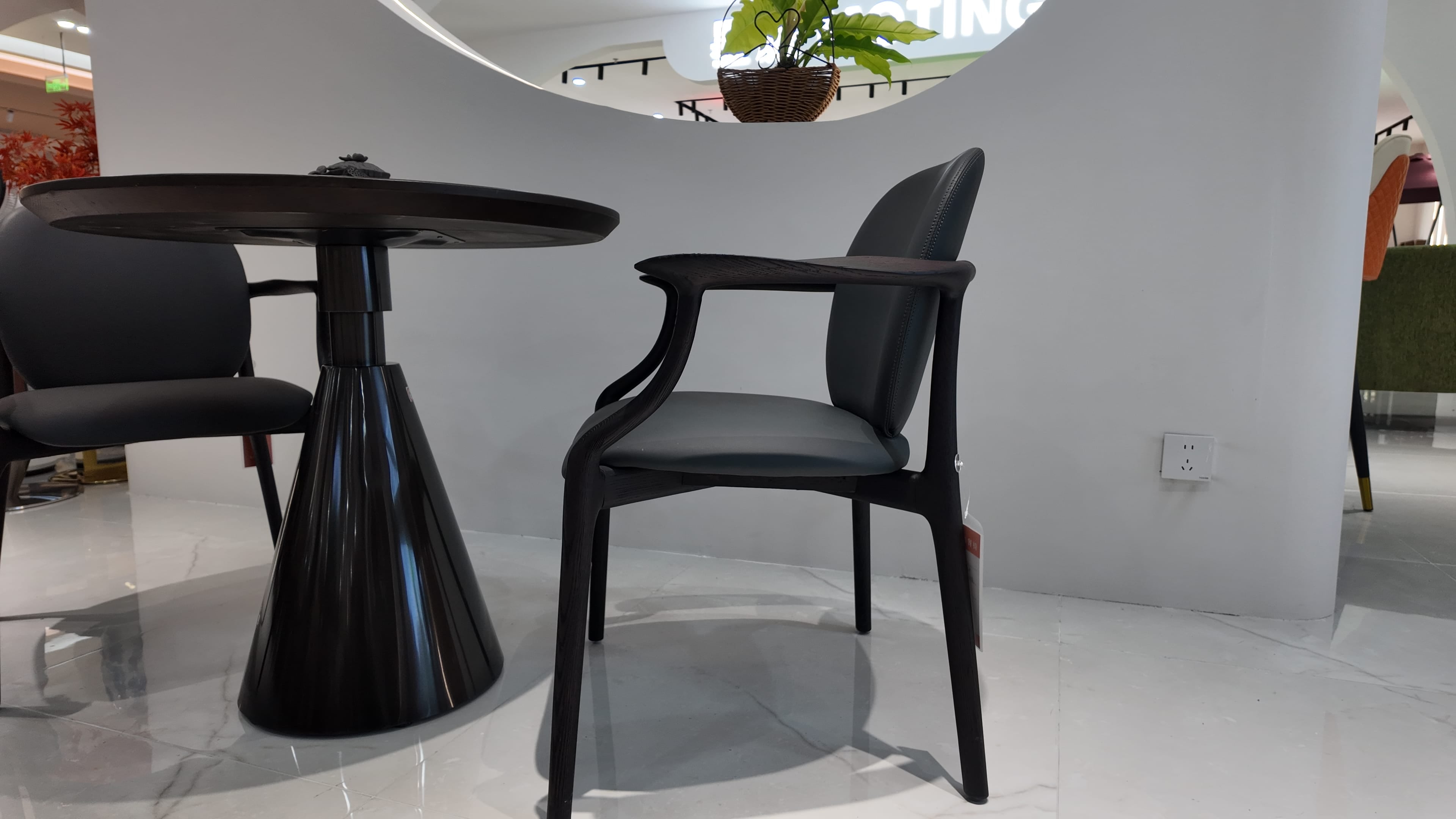 Ensemble table ronde et chaises en bois teinté graphite – Collection Dining Contemporaine