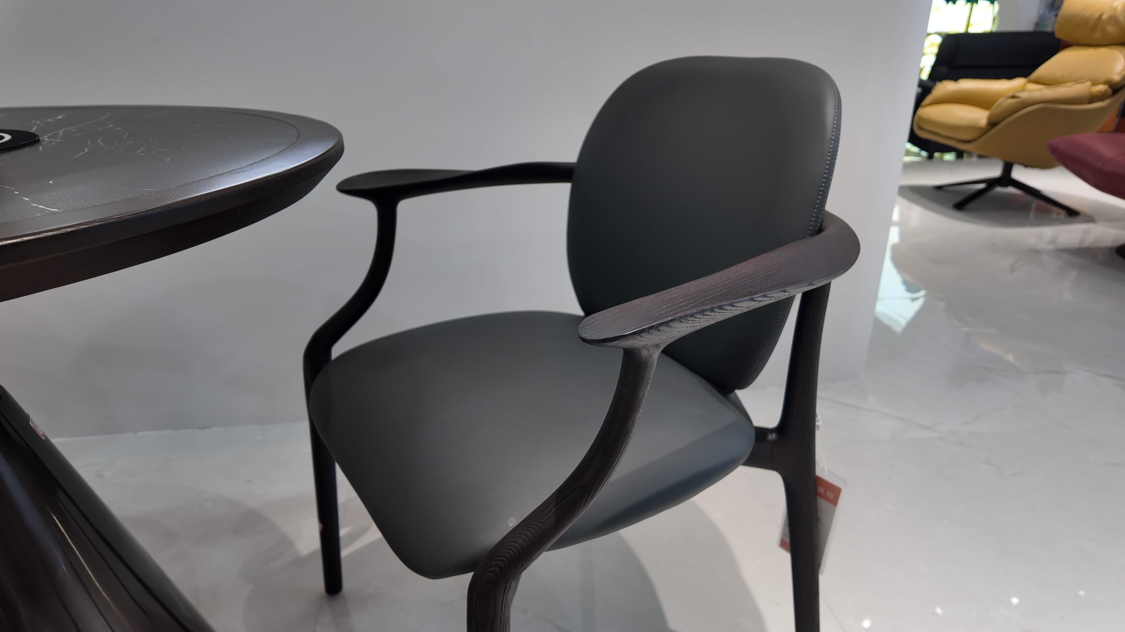 Ensemble table ronde et chaises en bois teinté graphite – Collection Dining Contemporaine