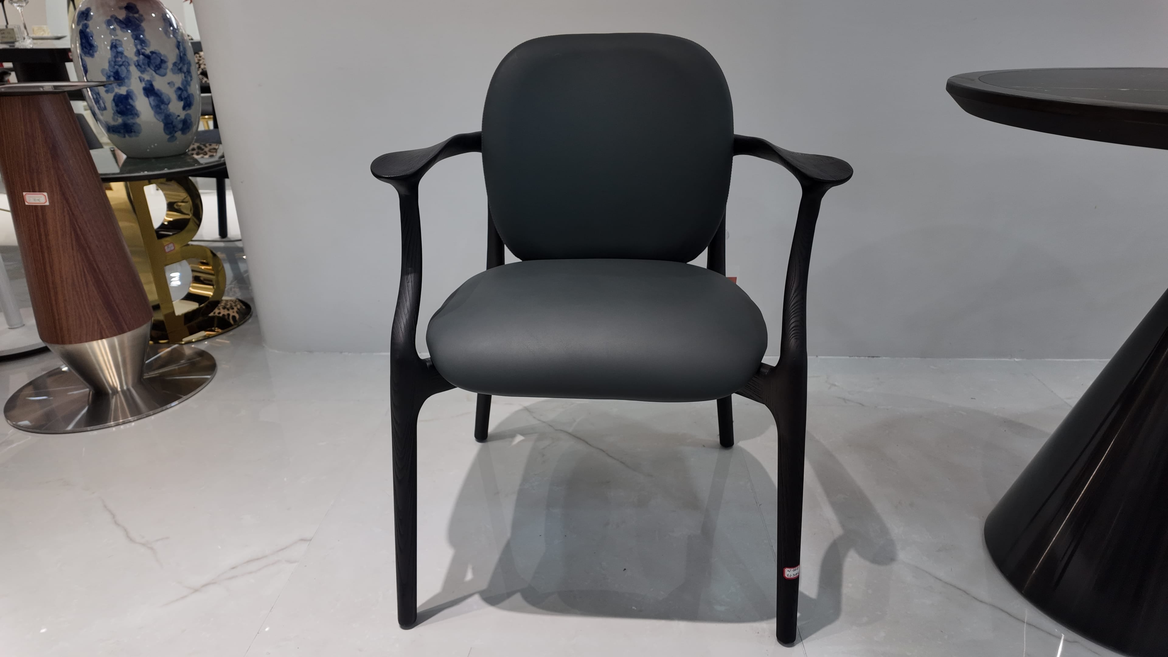 Ensemble table ronde et chaises en bois teinté graphite – Collection Dining Contemporaine
