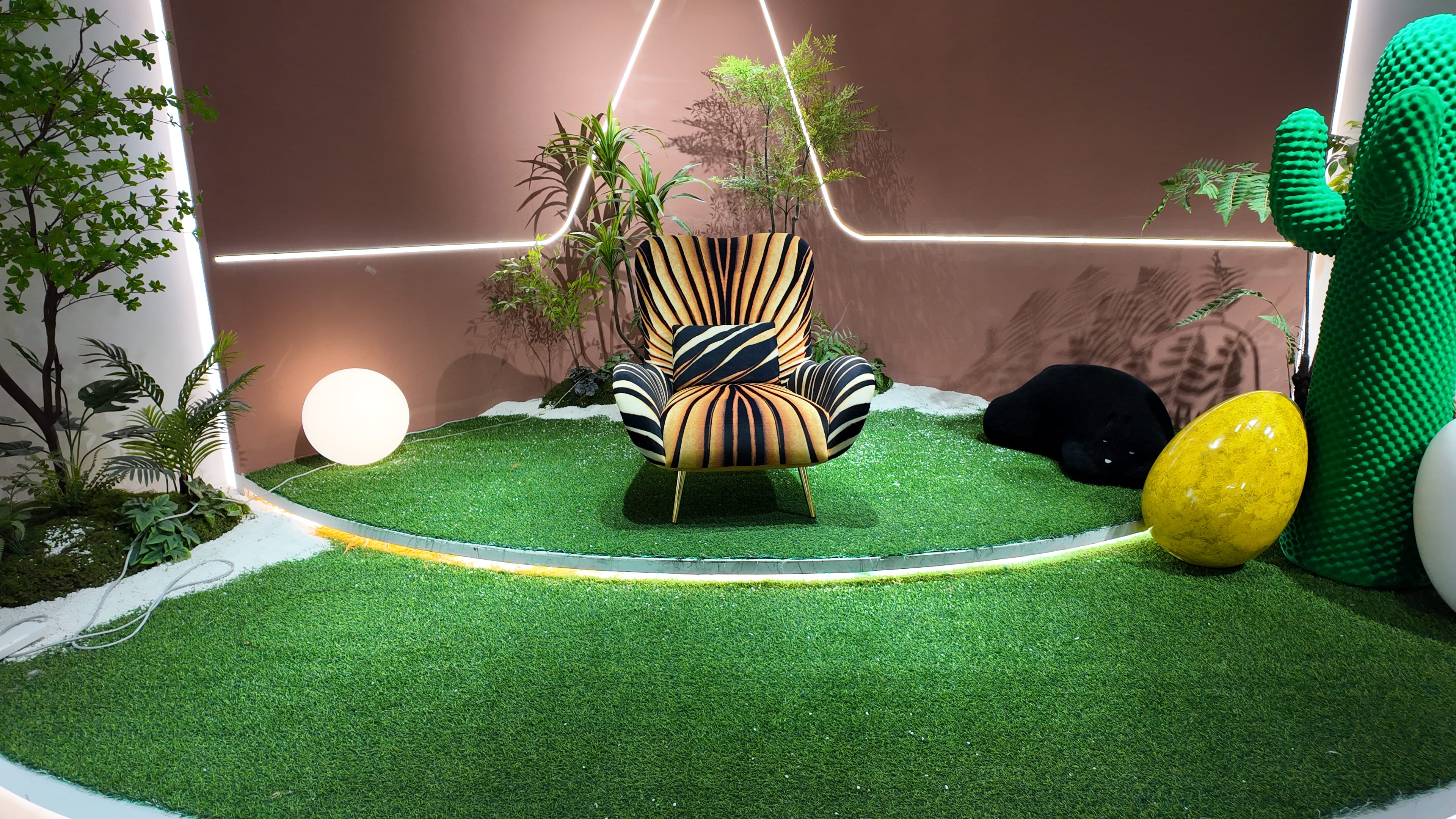Fauteuil lounge motif zébré doré et velours moutarde – Zebra Or