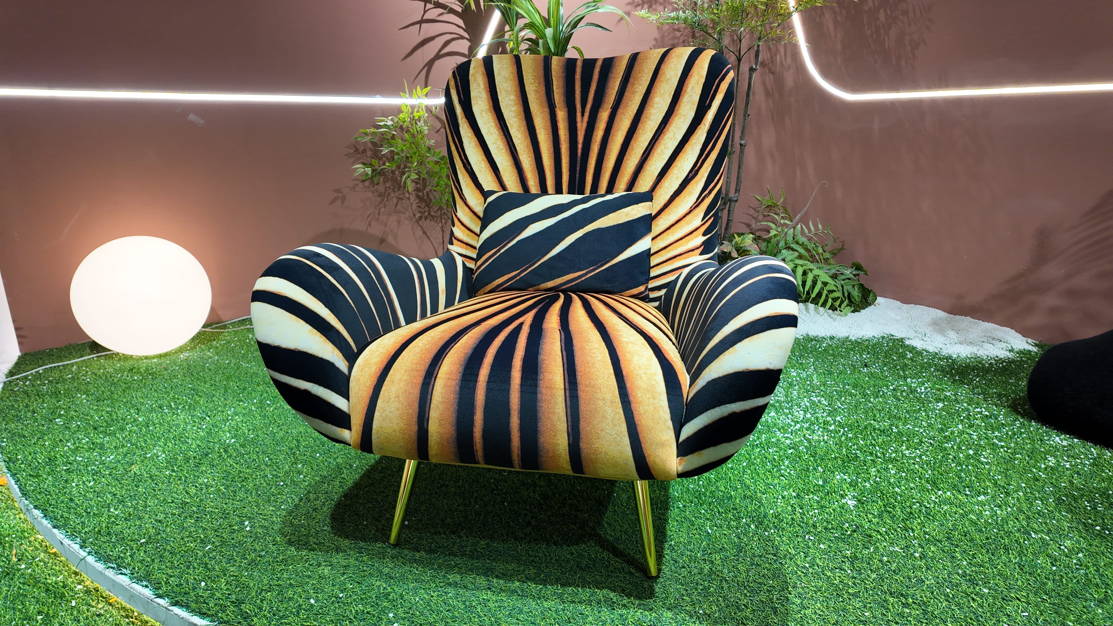 Fauteuil lounge motif zébré doré et velours moutarde – Zebra Or