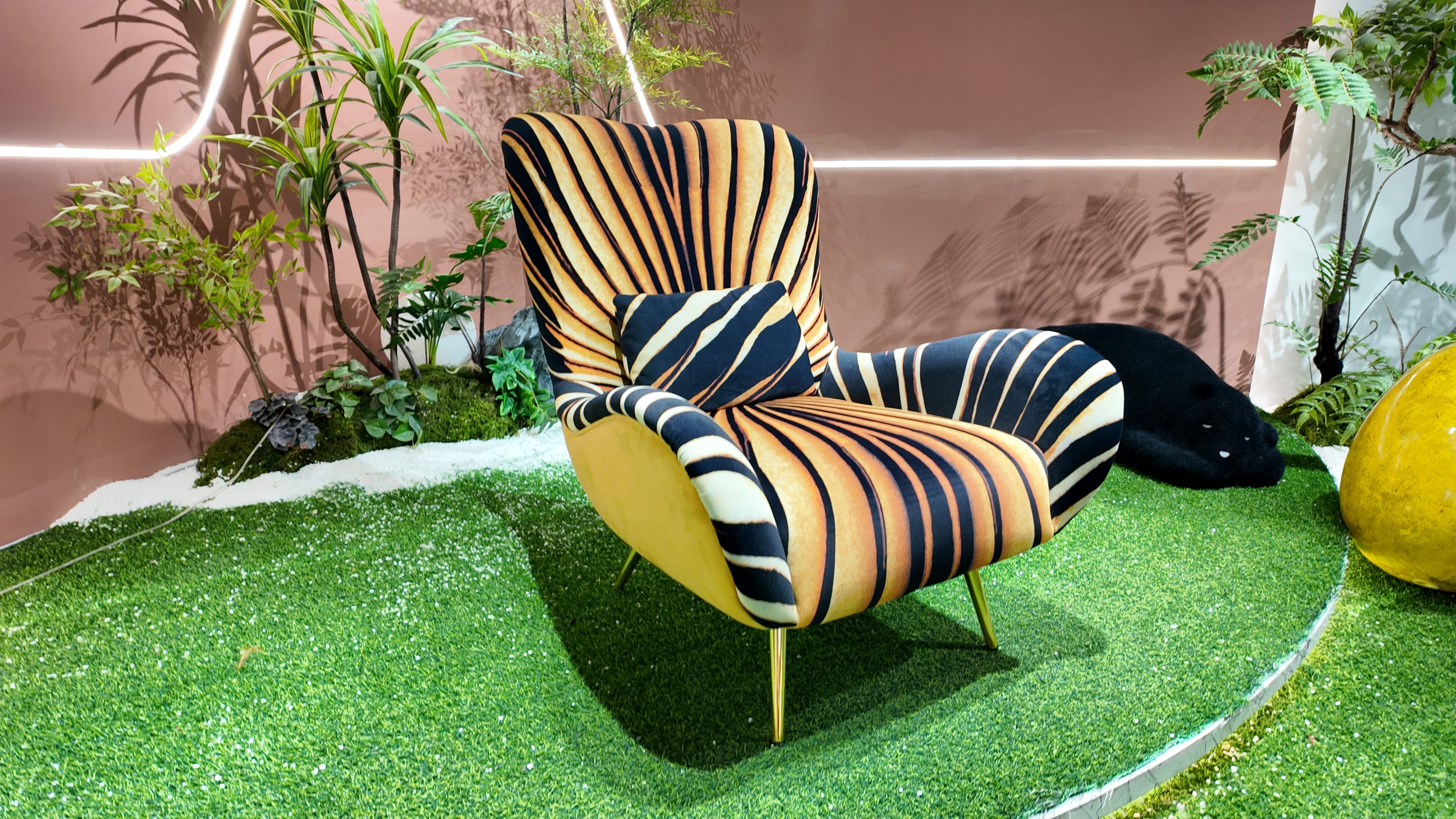 Fauteuil lounge motif zébré doré et velours moutarde – Zebra Or
